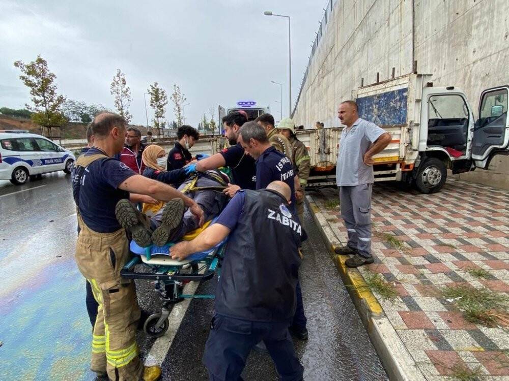 Tuzla’da refüjü aşan kamyonet karşı şeritten gelen minibüse çarptı: 2 yaralı