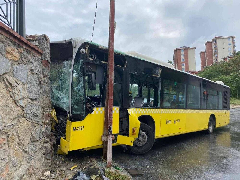 Ümraniye’de yokuş aşağı giden İETT otobüsü duvara çarptı: 2 yaralı