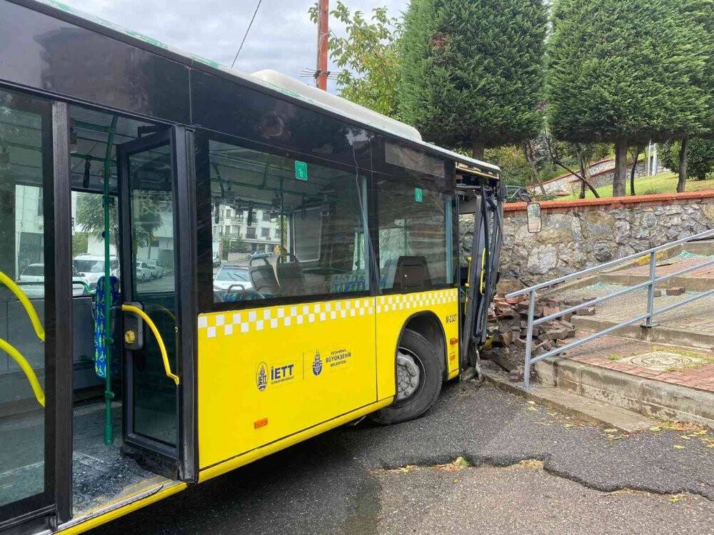 Ümraniye’de yokuş aşağı giden İETT otobüsü duvara çarptı: 2 yaralı