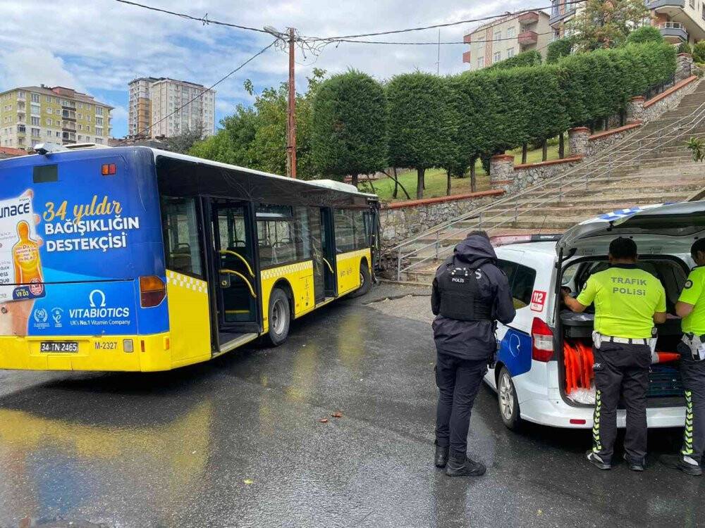 Ümraniye’de yokuş aşağı giden İETT otobüsü duvara çarptı: 2 yaralı