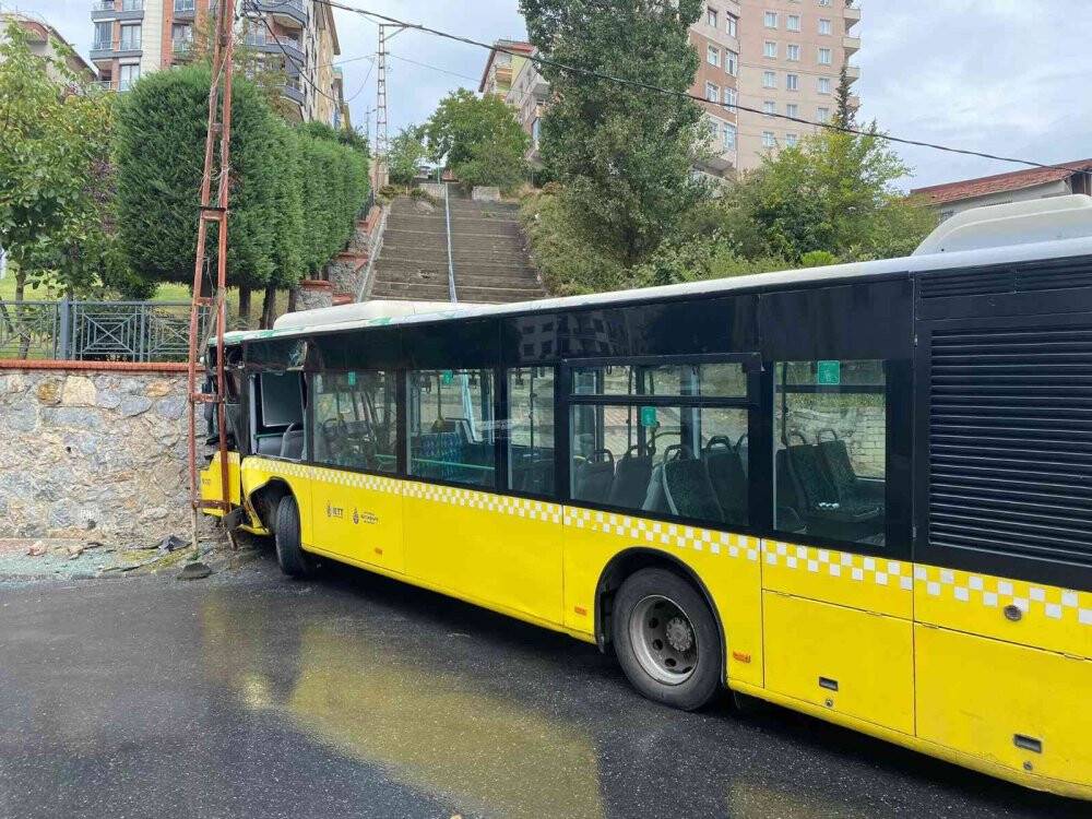Ümraniye’de yokuş aşağı giden İETT otobüsü duvara çarptı: 2 yaralı