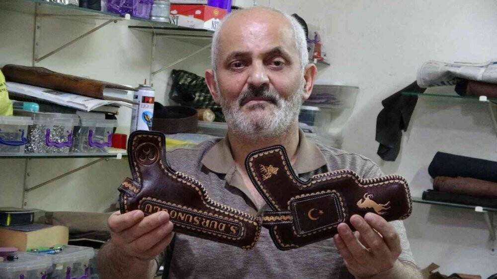 33 yıldır tabancalara işlemeli kılıf üretiyor