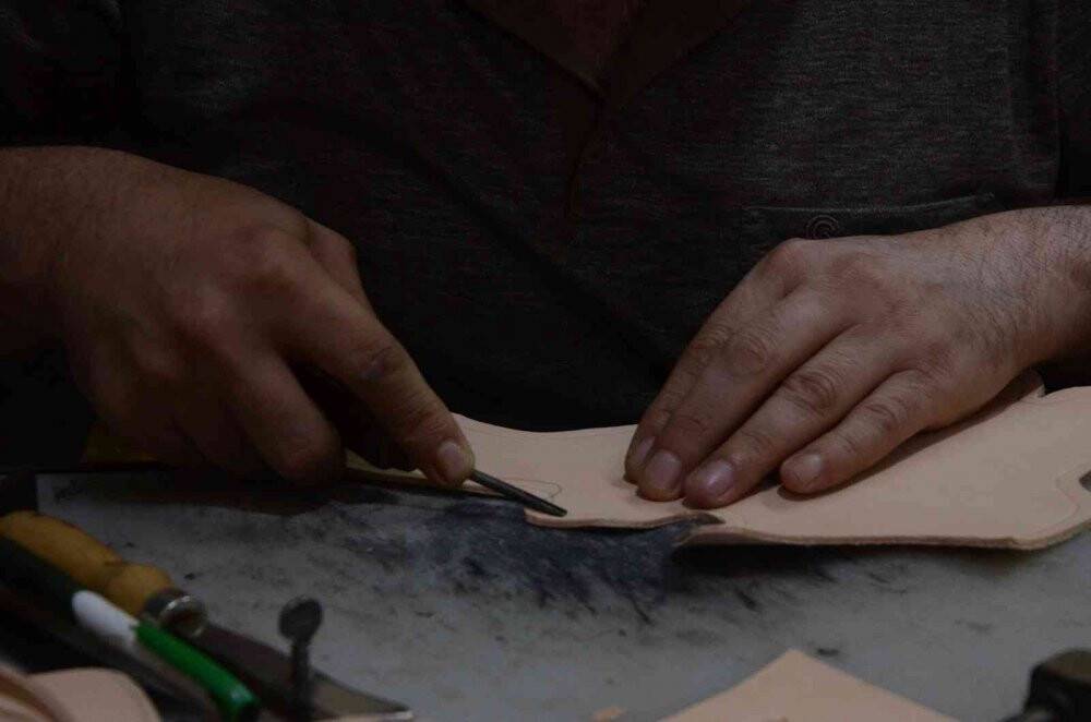 33 yıldır tabancalara işlemeli kılıf üretiyor