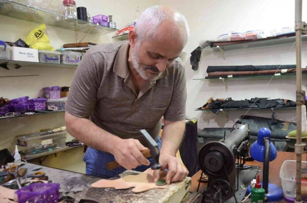 33 yıldır tabancalara işlemeli kılıf üretiyor