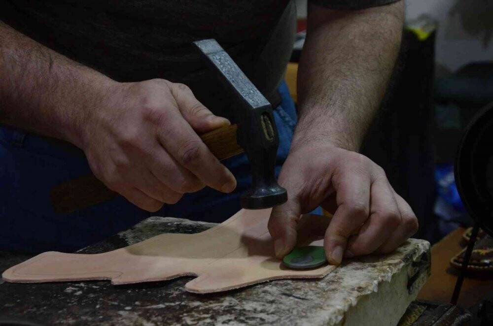 33 yıldır tabancalara işlemeli kılıf üretiyor