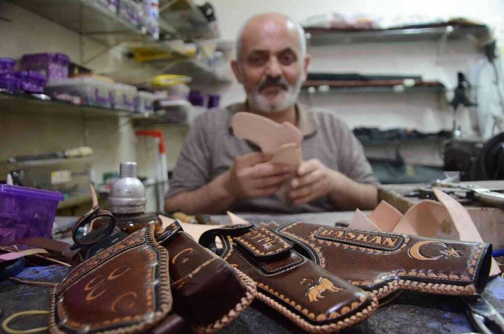 33 yıldır tabancalara işlemeli kılıf üretiyor