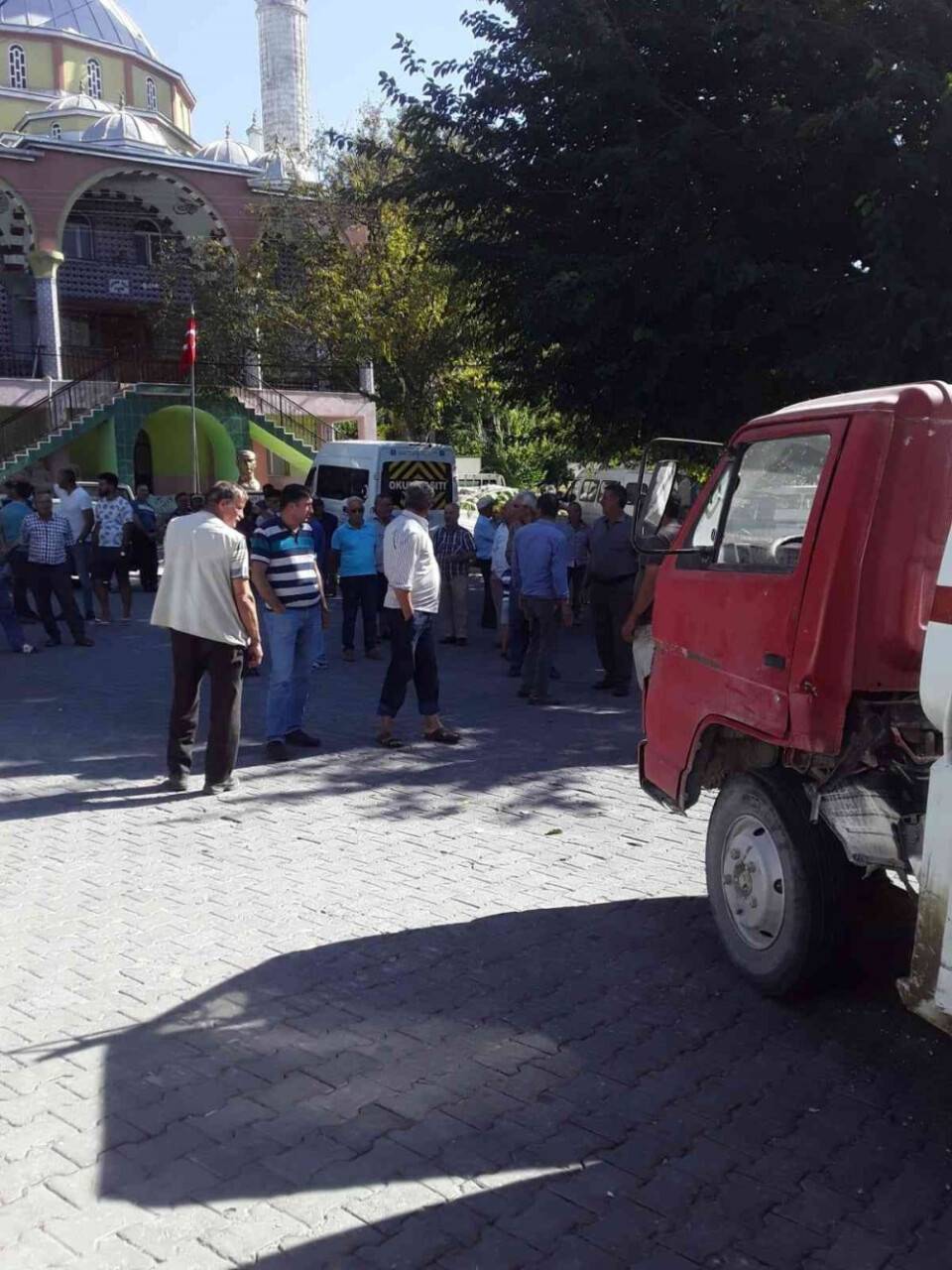 Akaryakıt tankeri kıraathaneye girdi: 2 yaralı