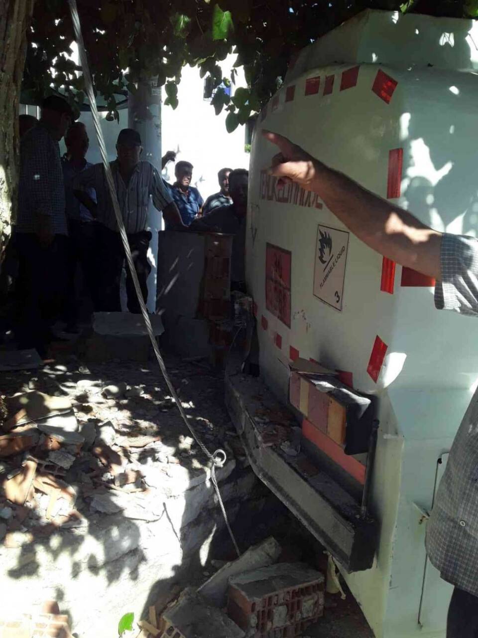 Akaryakıt tankeri kıraathaneye girdi: 2 yaralı