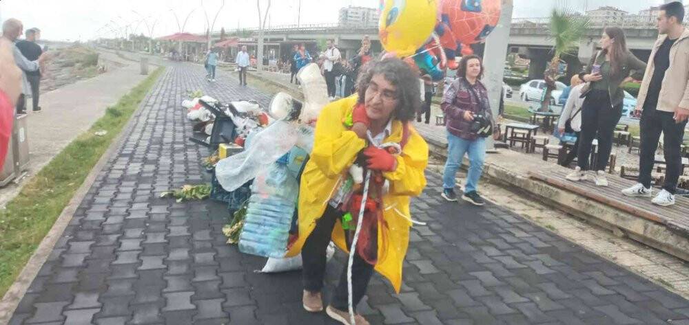 Çevre kirliliğine dikkat çekmek için sıra dışı bir etkinliğe imza attı