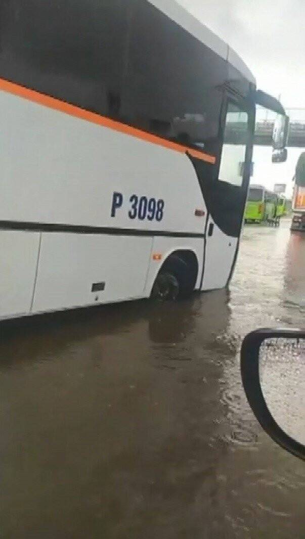 Kocaeli’de sağanak yolları göle döndürdü