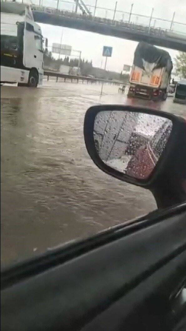 Kocaeli’de sağanak yolları göle döndürdü