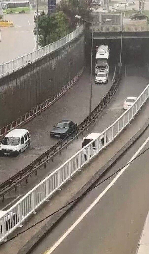 Kocaeli’de sağanak yolları göle döndürdü