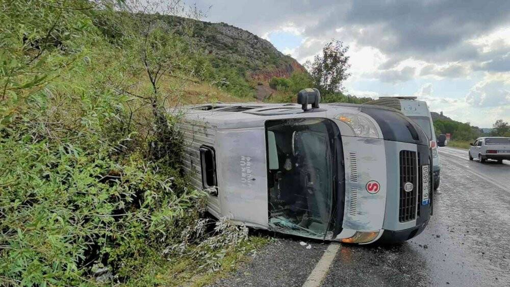Kontrolden çıkan servis minibüsü devrildi: 7 yaralı