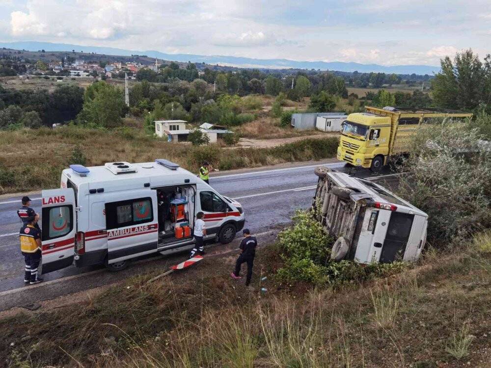 Kontrolden çıkan servis minibüsü devrildi: 7 yaralı
