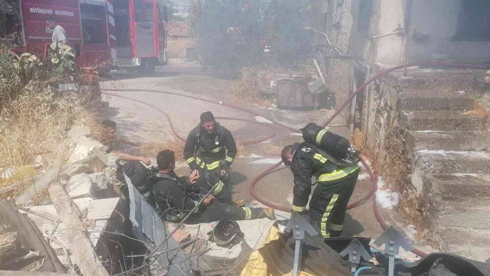 Manavgat’ta 100 yıllık tarihi ev küle döndü