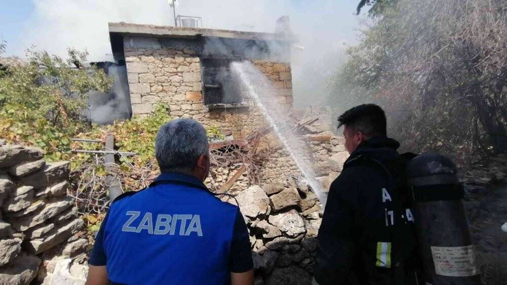 Manavgat’ta 100 yıllık tarihi ev küle döndü