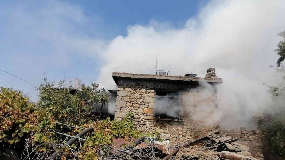 Manavgat’ta 100 yıllık tarihi ev küle döndü