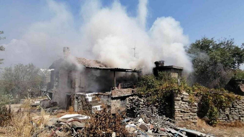 Manavgat’ta 100 yıllık tarihi ev küle döndü