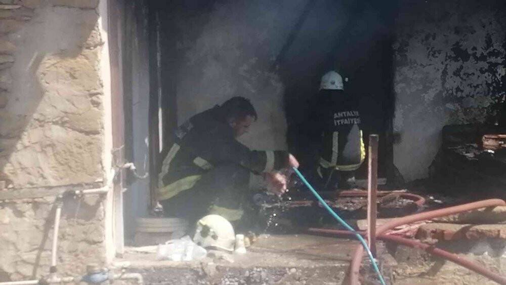 Manavgat’ta 100 yıllık tarihi ev küle döndü