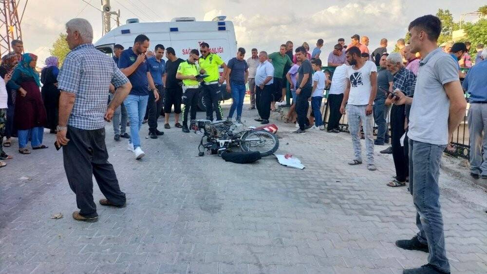 Otomobilin çarptığı motosiklet sürücüsü kanala uçtu