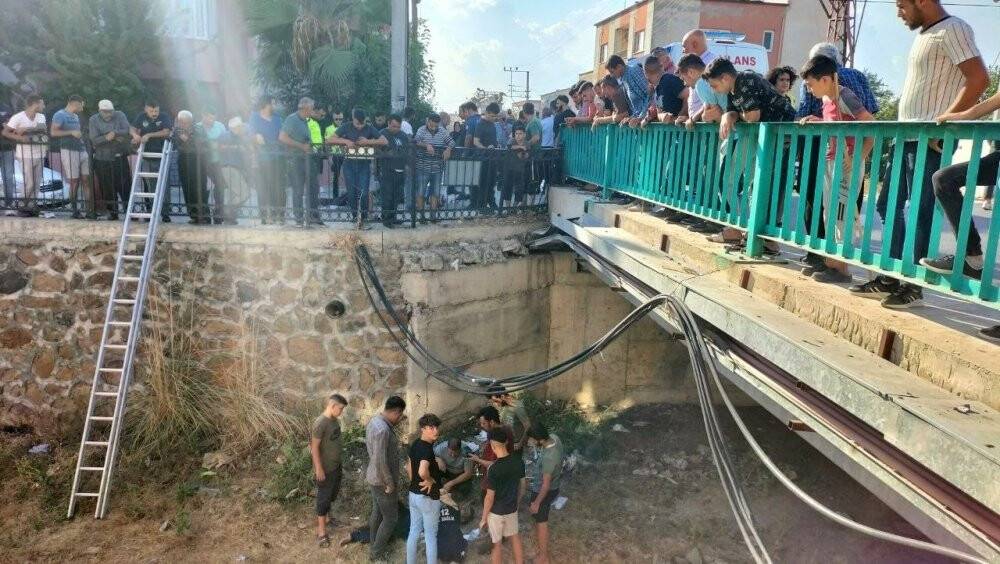 Otomobilin çarptığı motosiklet sürücüsü kanala uçtu