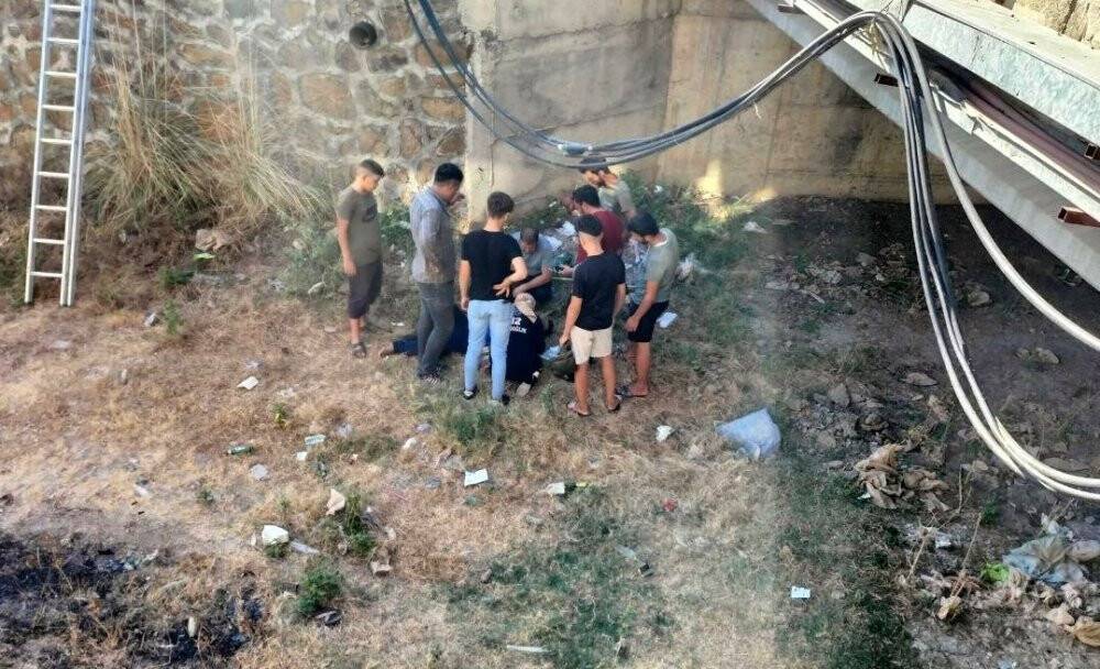 Otomobilin çarptığı motosiklet sürücüsü kanala uçtu