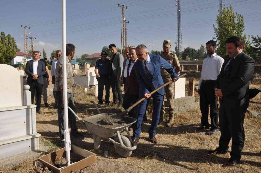 Şehit öğretmenin mezarının yanına bayrak direği dikildi