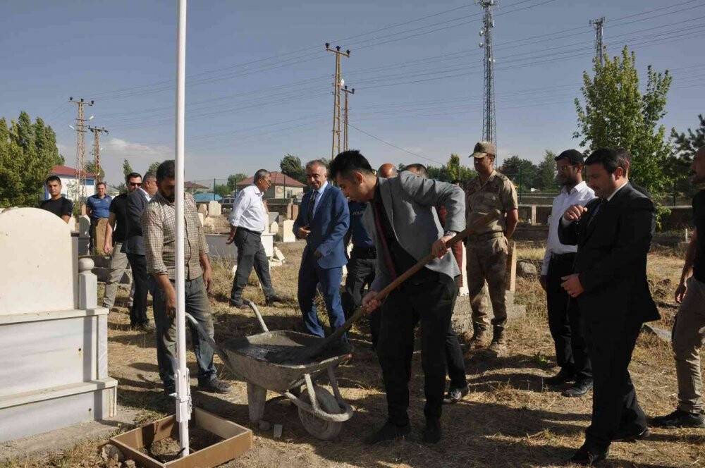 Şehit öğretmenin mezarının yanına bayrak direği dikildi
