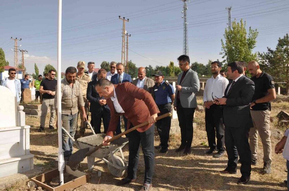 Şehit öğretmenin mezarının yanına bayrak direği dikildi
