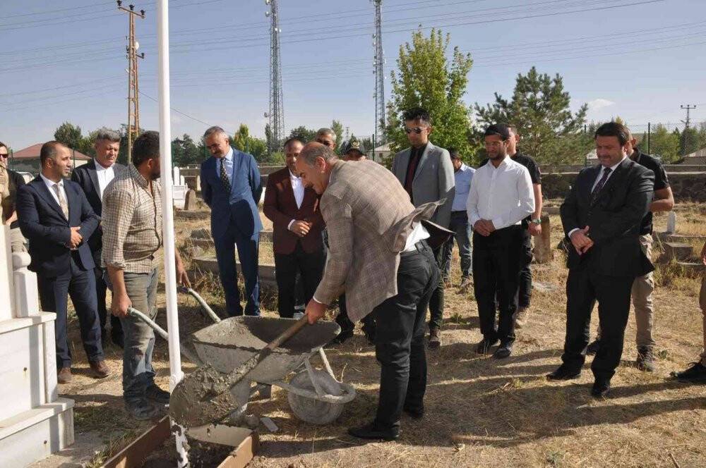Şehit öğretmenin mezarının yanına bayrak direği dikildi