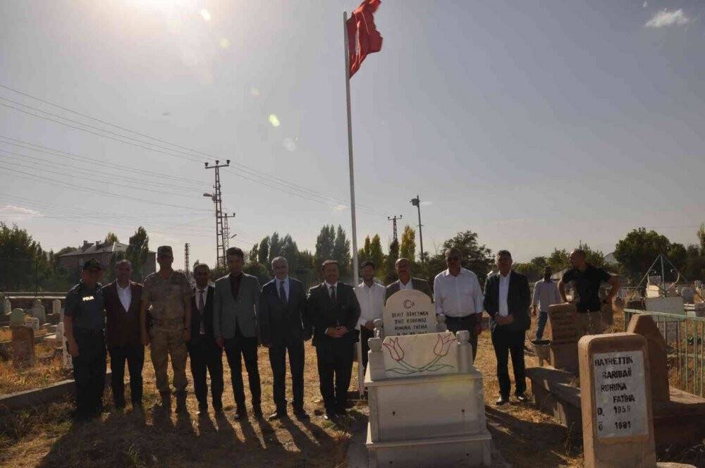 Şehit öğretmenin mezarının yanına bayrak direği dikildi