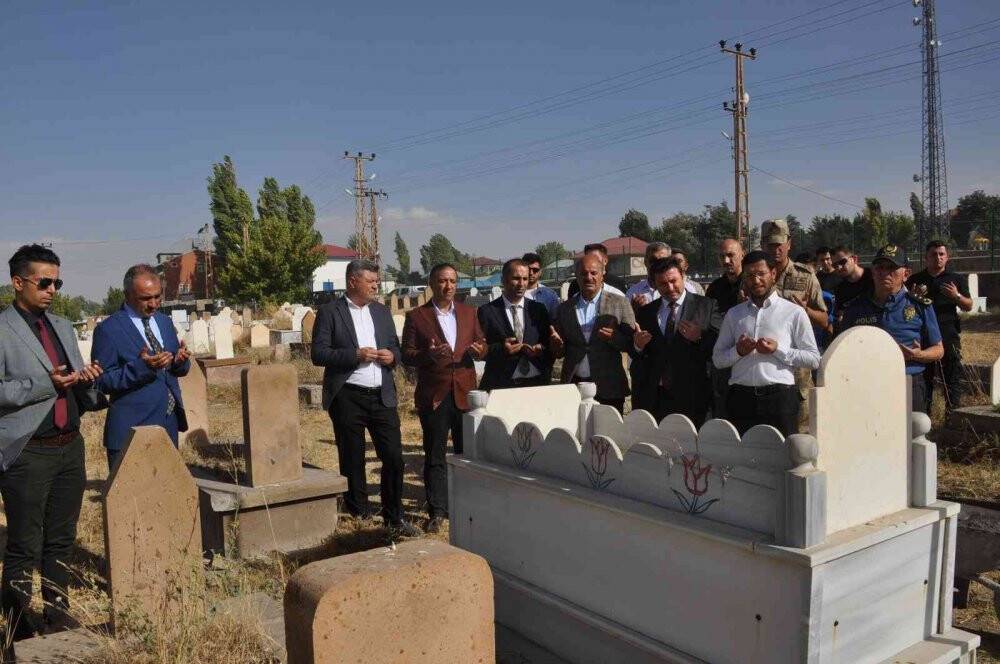 Şehit öğretmenin mezarının yanına bayrak direği dikildi