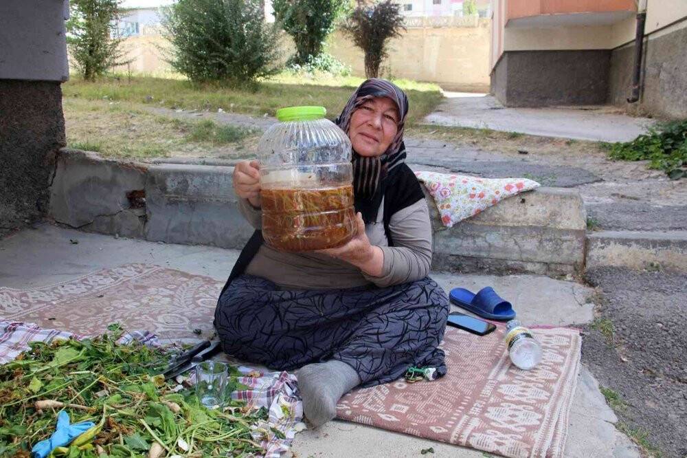 Sonbaharla beraber kadınların turşu mesaisi başladı