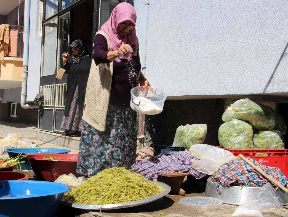 Sonbaharla beraber kadınların turşu mesaisi başladı