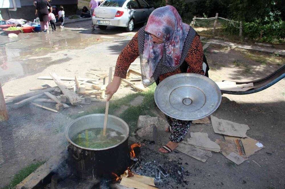 Sonbaharla beraber kadınların turşu mesaisi başladı