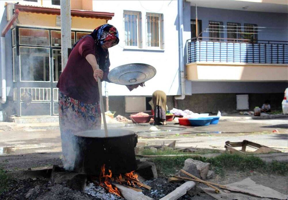 Sonbaharla beraber kadınların turşu mesaisi başladı