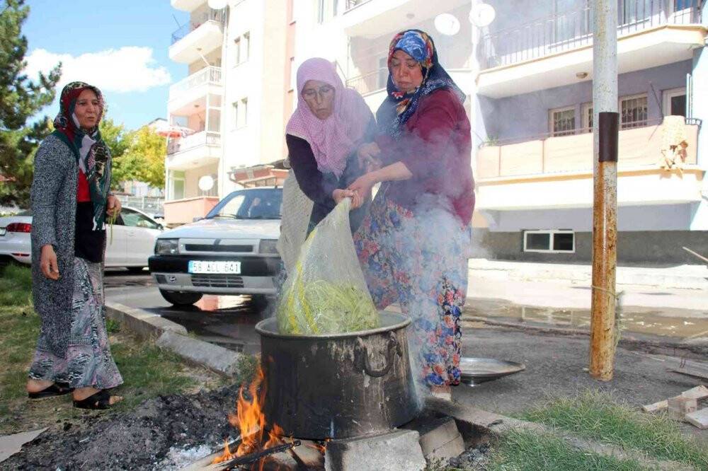 Sonbaharla beraber kadınların turşu mesaisi başladı