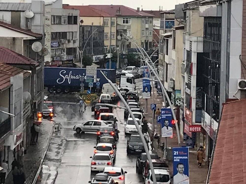 Sorumsuz tır şoförü trafiği kilitledi