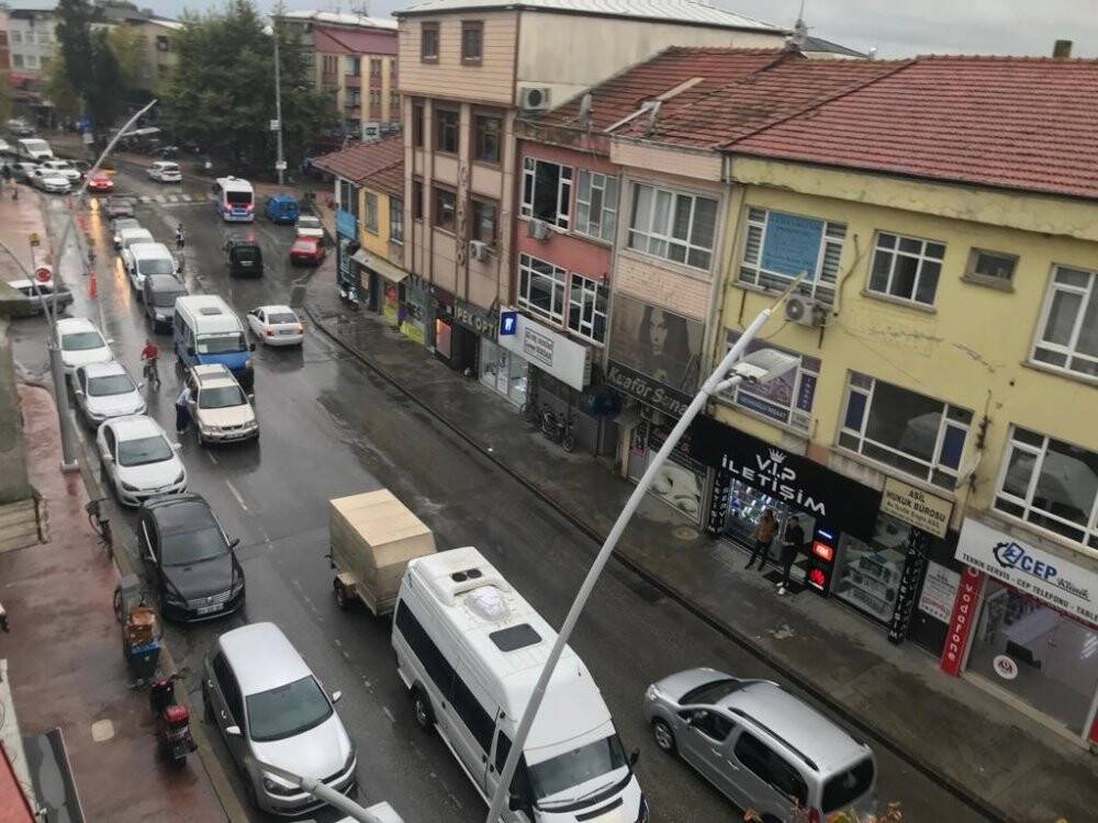 Sorumsuz tır şoförü trafiği kilitledi