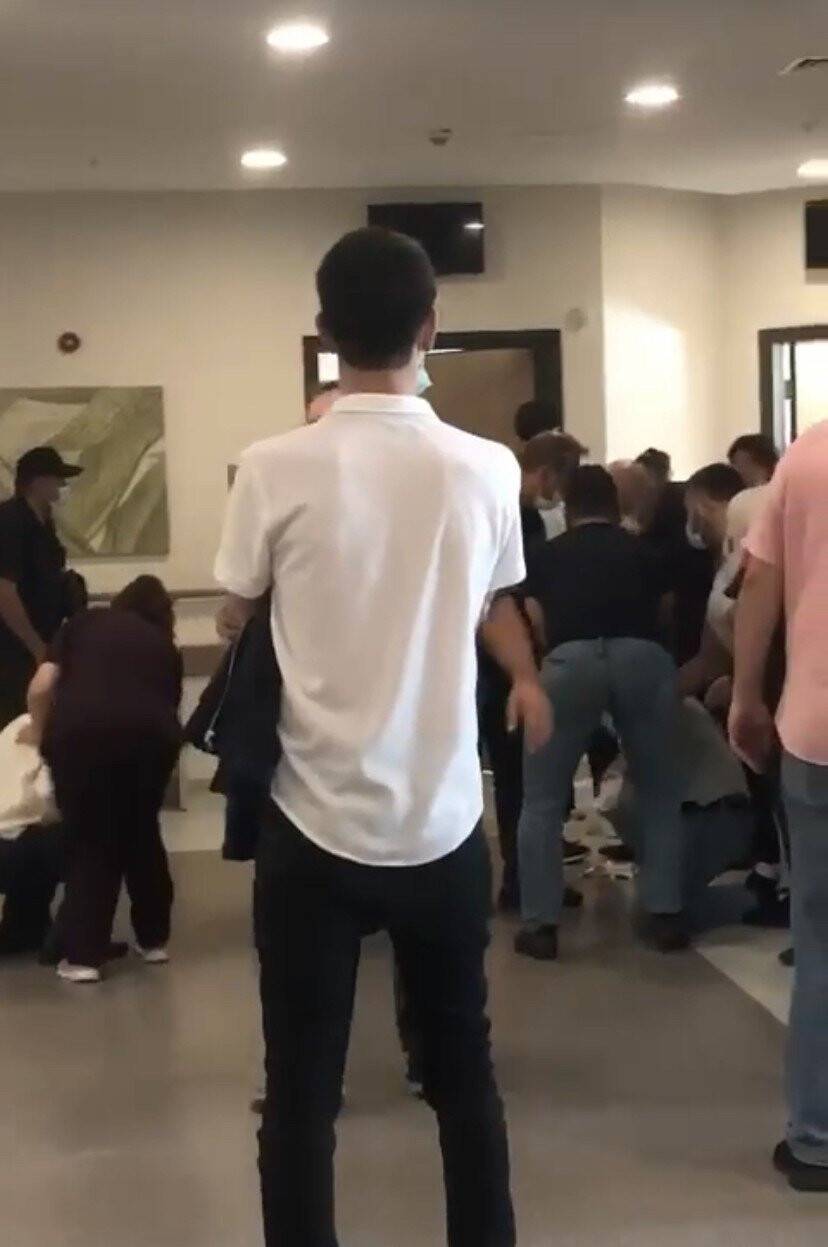 Hastanede hastalar arasında sıra kavgası kamerada