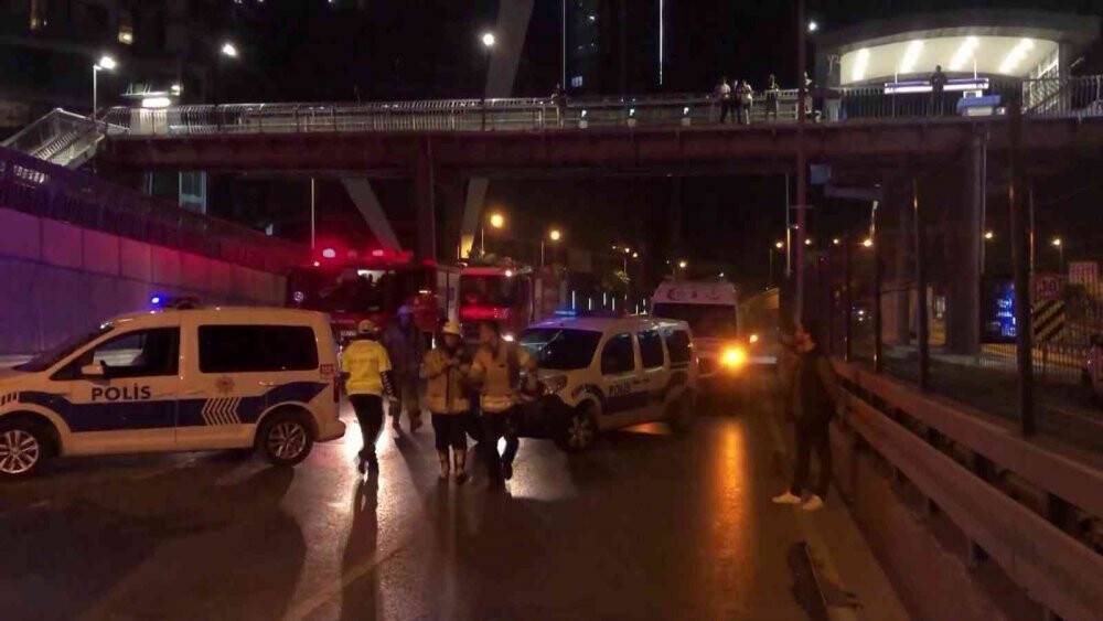 Kadıköy çevre yolunda freni boşalan hafriyat yüklü kamyon yola devrildi