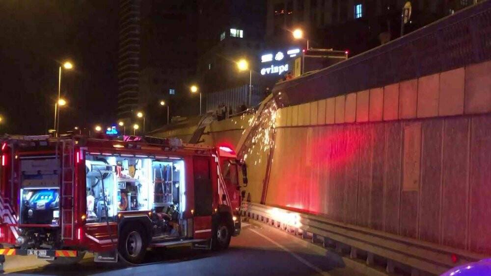 Kadıköy çevre yolunda freni boşalan hafriyat yüklü kamyon yola devrildi