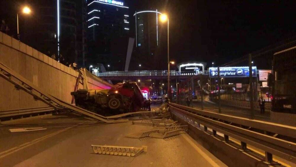 Kadıköy çevre yolunda freni boşalan hafriyat yüklü kamyon yola devrildi