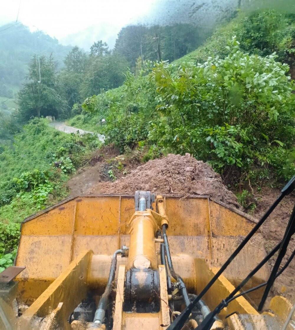 Rize’de heyelanlar köy yollarını ulaşıma kapattı
