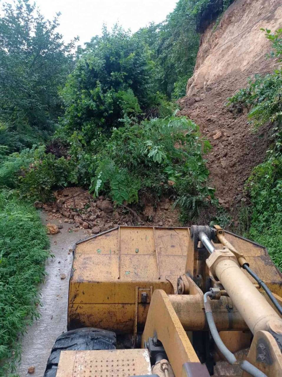 Rize’de heyelanlar köy yollarını ulaşıma kapattı