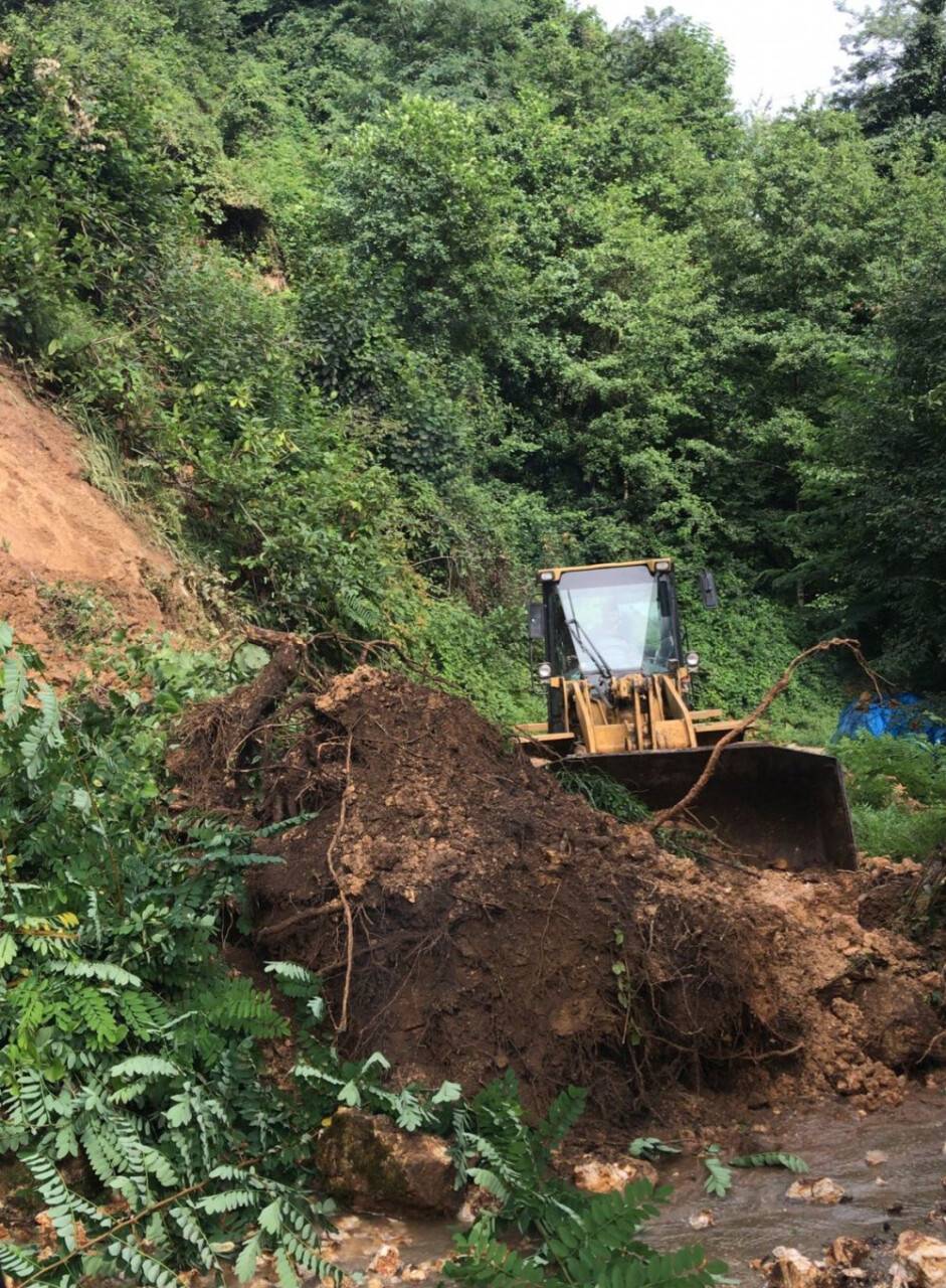 Rize’de heyelanlar köy yollarını ulaşıma kapattı