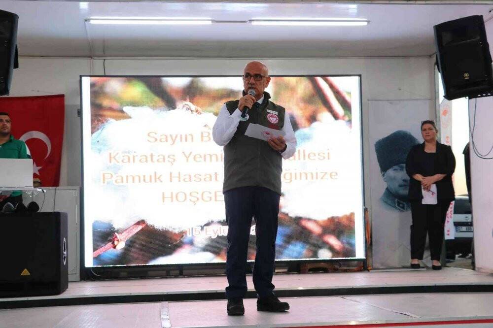 Bakan Kirişci biçerdövere binip pamuk hasat etti