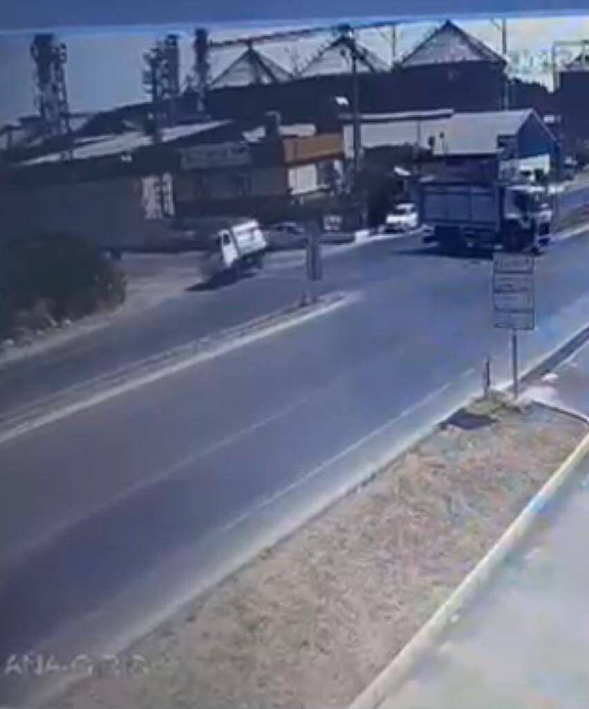 Biber yüklü kamyonetin kaza yapması anbean görüntülendi