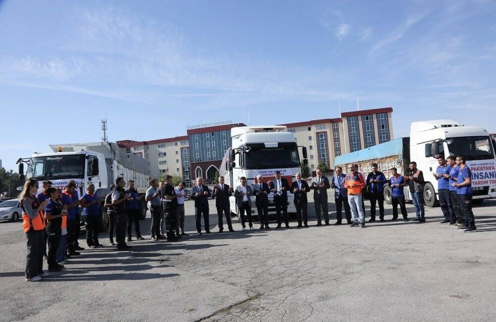 Pakistan için toplanan yardım malzemeleri yola çıktı