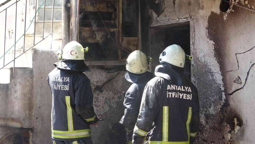 Tarım işçilerinin kaldığı ev çıkan yangında kullanılamaz hale geldi